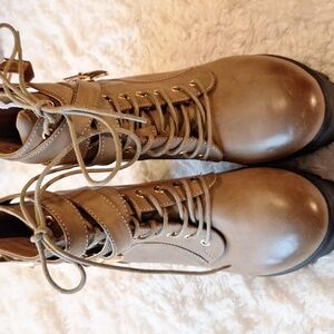 Bella Marie Khaki Platform Boota Size 7.5